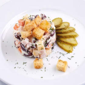 Салат с сыром и красной фасолью и гренками