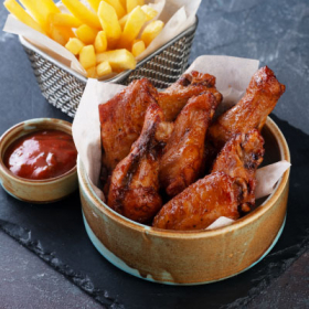 Крылышки с острым соусом и картофелем фри
