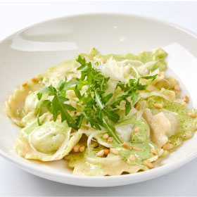 Равиоли с рикоттой, шпинатом и сливочным соусом Песто