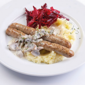 Домашние колбаски со сливочным соусом с шампиньонами и луком,картофельным пюре