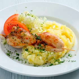 Куриные бедрышки на шпажке с картофельным пюре