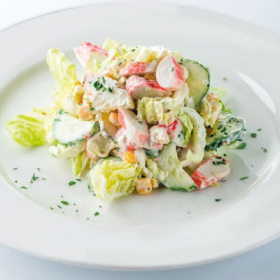 Овощной салат с крабовыми палочками и огурцом