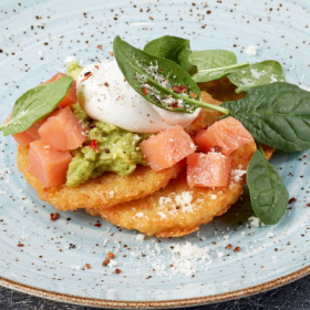 Драники с лососем и яйцом пашот