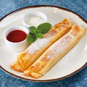 Блинчики с творогом и сметаной с клубничным соусом