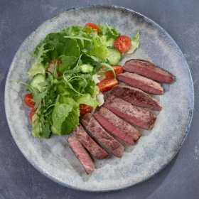 Говядина с салатом из свежих овощей